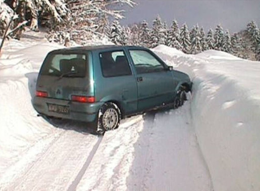 Piłowanie auta zimą na ręcznym to nie drift. Najlepsze memy...
