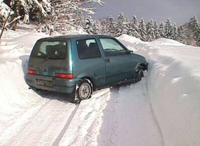 Piłowanie auta zimą na ręcznym to nie drift. Najlepsze memy o domorosłych drifterach. Zobacz drifting na wesoło