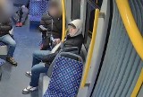 Ukradł słuchawki w tramwaju. Teraz tego mężczyzny poszukuje policja w Bydgoszczy