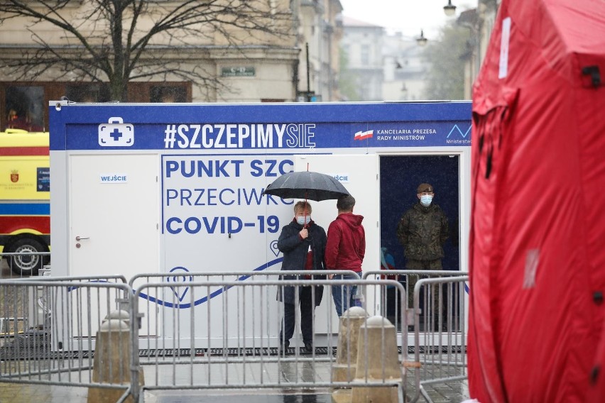 Kolejka do szczepień w trakcie majówki na krakowskim rynku