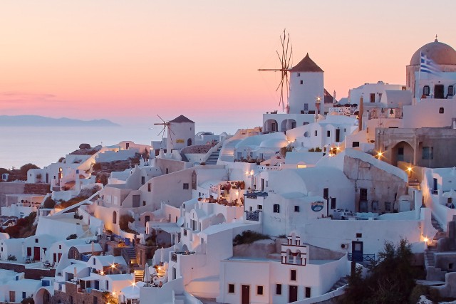 Chociaż wakacje w Grecji od lat cieszą się ogromną popularnością, wciąż część turystów jest zaskoczona panującym tam zwyczajami. Turystom często zdarza się popełniać gafy, których można łatwo uniknąć – oto rzeczy, o których warto wiedzieć przed greckim urlopem. CC BY-SA 2.0