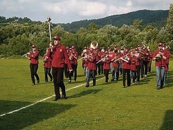 Jedną z atrakcji obchodów jubileuszu 40-lecia "Pcimianki" był występ i musztra najstarszej w powiecie myślenickim orkiestry dętej "Orzeł" z Trzebuni. Fot. Maciej Hołuj