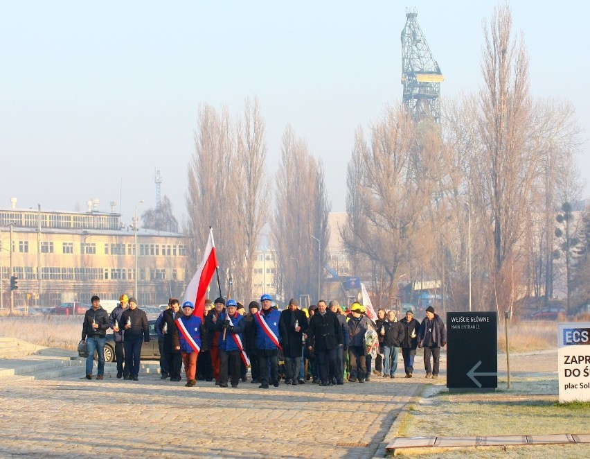 Pracownicy Stoczni Gdańskiej SA oraz uczniowie gdańskich...