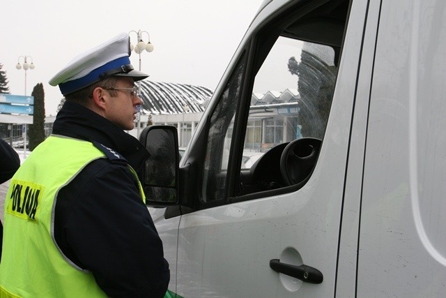 Akcja policji i stacji kontroli pojazdów. Kierowca za darmo wyreguluje światła