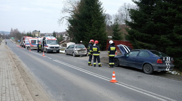 Do zdarzenia doszło w poniedziałek na drodze krajowej nr 28 w Dybawce koło Przemyśla. - Kierujący BMW jadąc w stronę Przemyśla usiłował wyprzedzić kierującą renault clio. Gdy mężczyzna zauważył, że kobieta sygnalizuje zamiar skrętu w lewo do Tarnawiec, wrócił na swój pas, ale nie zdołał wyhamować i uderzył w tył renault - powiedziała sierż. szt. Marta Fac z KMP w Przemyślu.37-letnia mieszkanka pow. przemyskiego podróżowała z pasażerką i dwójką dzieci w wieku 8 i 14 lat. Kierująca i dzieci trafili do szpitala - uskarżali się na bóle głowy i szyi.38-latek z BMW, mieszkaniec pow. przemyskiego miał 0,42 promila alkoholu w organizmie. Za spowodowanie kolizji i jazdę w stanie nietrzeźwości odpowie przed sądem.ZOBACZ TEŻ: Wypadek w Woli Korzenieckiej koło Birczy (powiat przemyski). Kia zderzyła się z land roverem. Trzy osoby trafiły do szpitalaPOPULARNE NA NOWINY24: