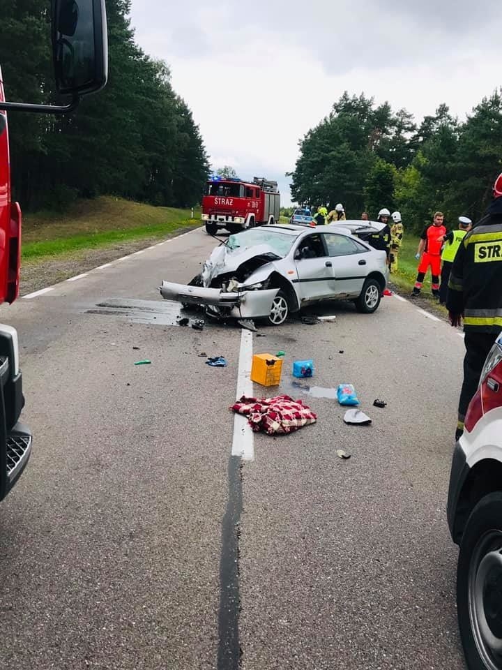 Krynice. Wypadek na DK 65. Mazda zaczepiła się o ciężarówkę i uderzyła w toyotę (zdjęcia)