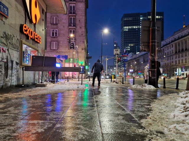 Chodniki w Warszawie są bardzo śliskie. 38-letni mieszkaniec stolicy nie przeżył upadku