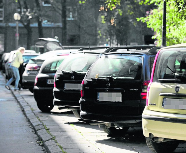 Samochody parkujące na Teatralnym w większości nie należą do mieszkańców osiedla. Ludzie przyjeżdżają tu m.in. do Tesco.