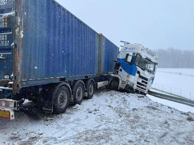 Wypadek dwóch ciężarówek na trasie S6 pod Luzinem