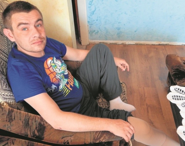 Jestem kłębkiem nerwów. Na samą myśl o powrocie do zakładu karnego odechciewa mi się żyć - mówi Krzysztof Chomczyk, który przez sepsę stracił prawą nogę i teraz ma protezę.