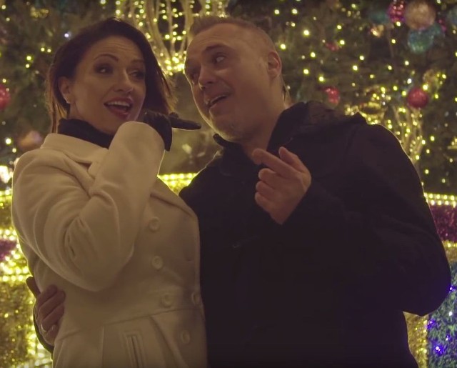 Marie Napieralska i Szymon Wydra, lider radomskiego zespołu Carpe Diem razem zaśpiewali piękną bożonarodzeniową piosenkę „To te święta”, do której powstał klimatyczny teledysk.
