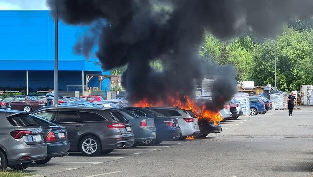 Dwa samochody spłonęły na parkingu pod marketem budowlanym w Gdańsku Osowej. Istniało poważne zagrożenie, że ogień zajmie pozostałe pojazdy zaparkowane na placu. Zdarzenie było groźne - eksplodowały butle z gazem.