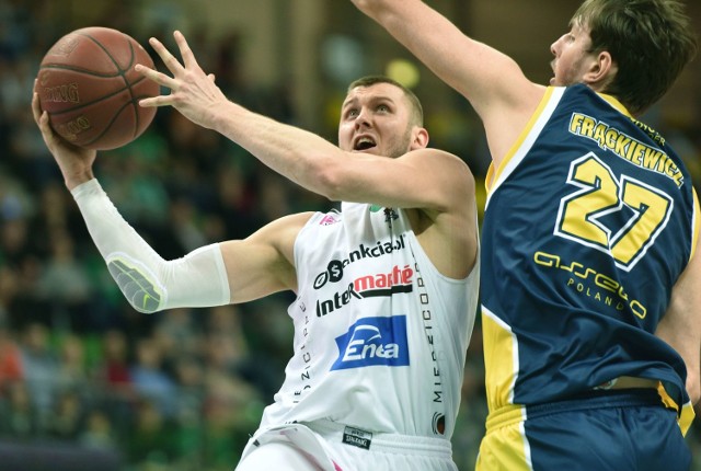 Przemysław Zamojski (z piłką) ze Stelmetu BC Zielona Góra w trzecim meczu ćwierćfinału Tauron Basket Ligi zdobył 14 punktów.