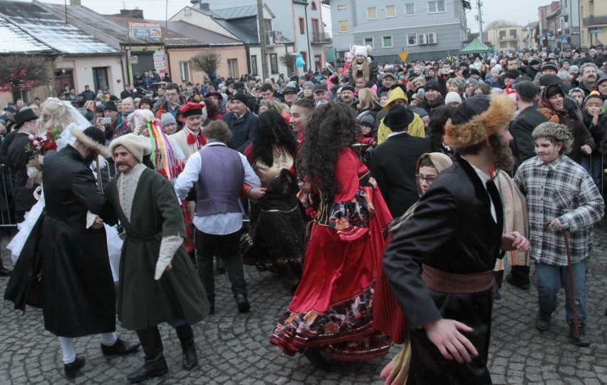 Gmina Jedlińsk. Ścięcie Śmierci 2018. Jedlińskie Kusaki - zwyczaj, który przetrwał kilkaset lat. Korowód przebierańców przeszedł ulicami 