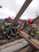 Powiat myślenicki. Orkan przewracał drzewa i uszkadzał dachy. Prawie 80 interwencji spowodowanych silnym wiatrem ZDJĘCIA