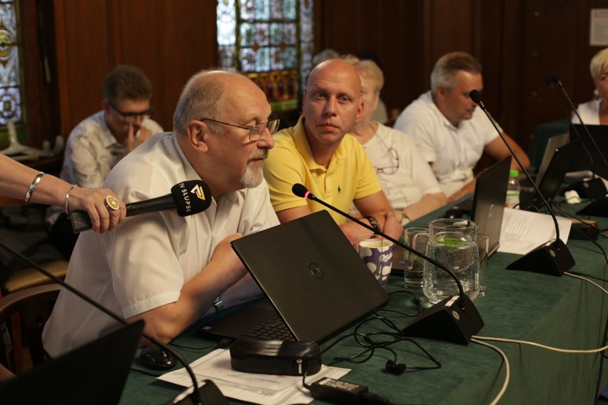 Robert Biedroń zwołał sesję nadzwyczajną i poszedł na urlop....