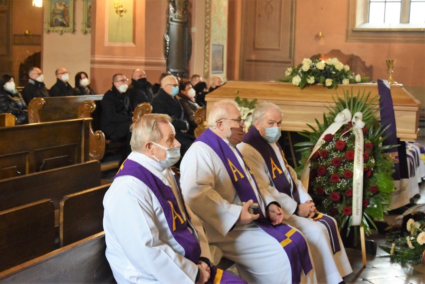 W Jędrzejowie odbył się pogrzeb księdza Piotra...