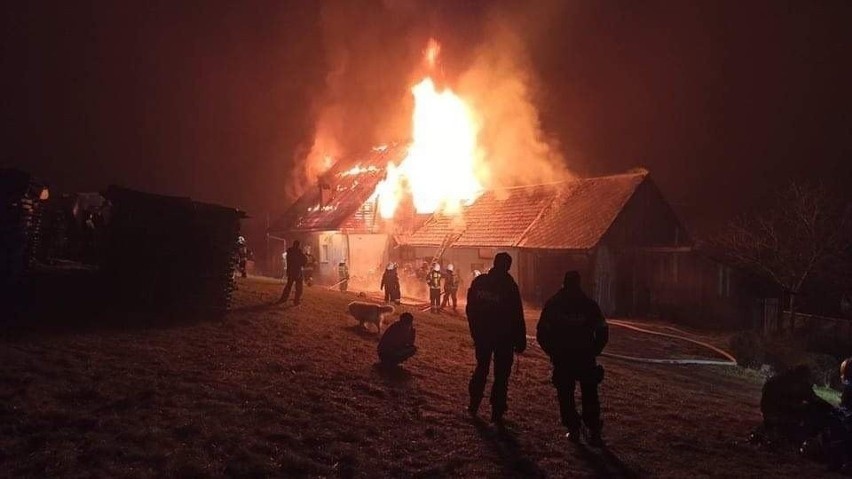 Pożar w Pewli Wielkiej. Drewniany dom spłonął całkowicie....