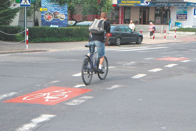 Na skrzyżowaniu ul. Dworcowej i Zwycięzców kierowcy łatwiej zauważą przecinającą jezdnię drogę rowerową. 