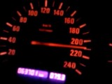 210 km/h w nocy i na wąskiej drodze. Tak popisuje się przed kolegą kierowca bmw (wideo)