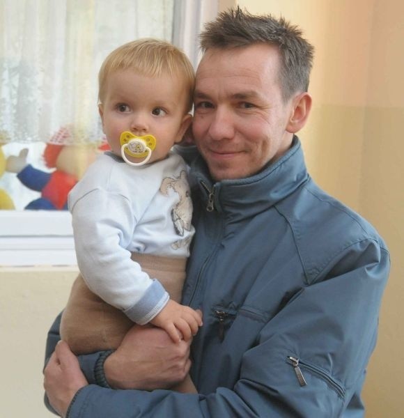 Przemysław Raubo przyprowadził wczoraj do przedszkola swojego syna Gastona.