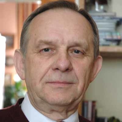 Bogdan Szafrański. Ma 65 lat. Mieszka w Przytoku. Trzecią kadencję jest szefem rady gminy. Jego hobby to muzyka, zwiedzanie świata i dobra książka.