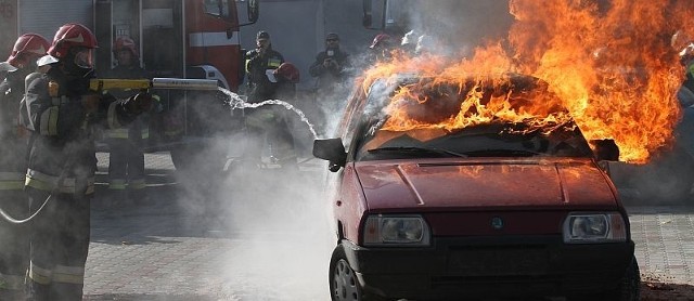 Jeden z samochodów biorących udział w wypadku na parkingu, stanął w płomieniach.