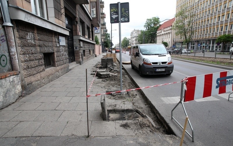 Krawężniki demontowano w piątek m.in. na al. Kościuszki,...