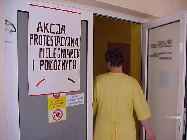 W szpitalu przy ul. Jana z Kolna plakaty wiszą na drzwiach do oddziałów.