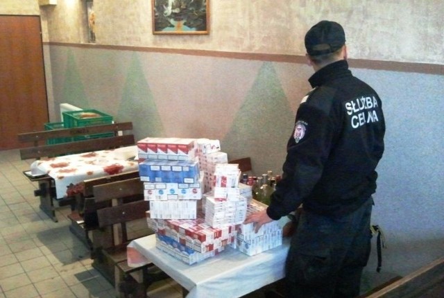 Nielegalne papierosy i alkohol zostały zarekwirowane przez celników. Ich właściciel odpowie przed sądem &#8211; grozi mu wysoka grzywna. Natomiast sprawę bimbrowni przejęli policjanci z Komendy Powiatowej Policji w Kolnie.