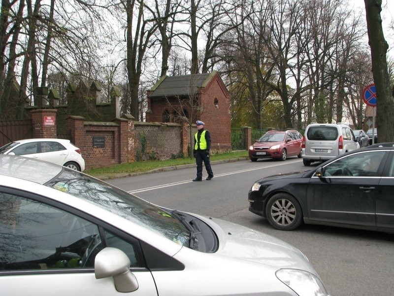 Od dziś przy opolskich cmentarzach jest więcej policjantów.