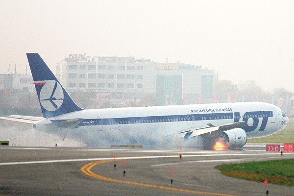 We wtorek, 1 listopada, między godz. 13.15 a 14.45 w dramatycznych okolicznościach narodziła się nowa legenda: pilot Tadeusz Wrona, kapitan boeinga 767 lecącego z Newark z 220 pasażerami i 11 członkami załogi na pokładzie, zmuszony do awaryjnego lądowania na Okęciu, bezpiecznie posadził samolot... na brzuchu.