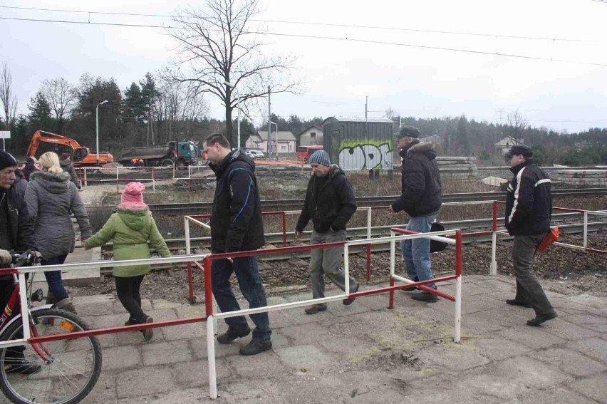 Chaos komunikacyjny w Chruszczobrodzie. A ty sobie idź, człowieku, pod pociąg... [ZDJĘCIA]