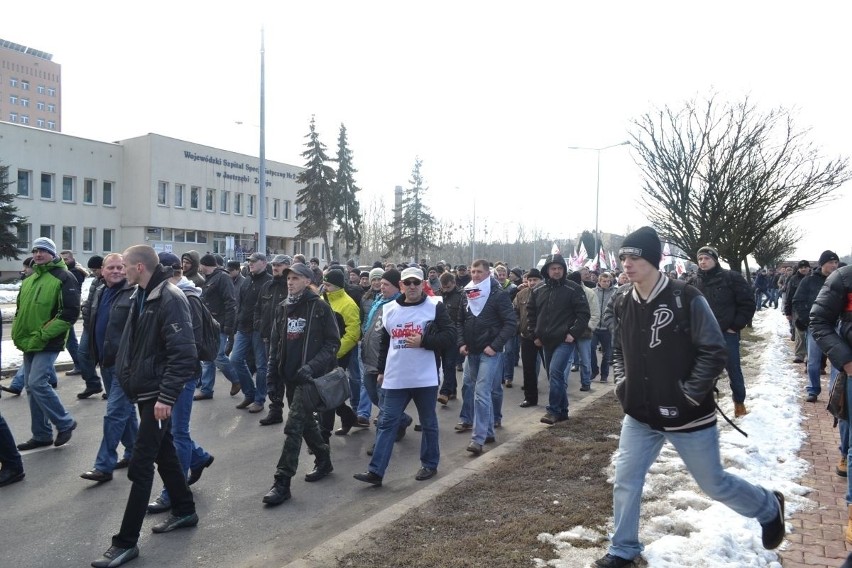 Strajk w JSW: górnicy Jas-Mos pod siedzibą spółki