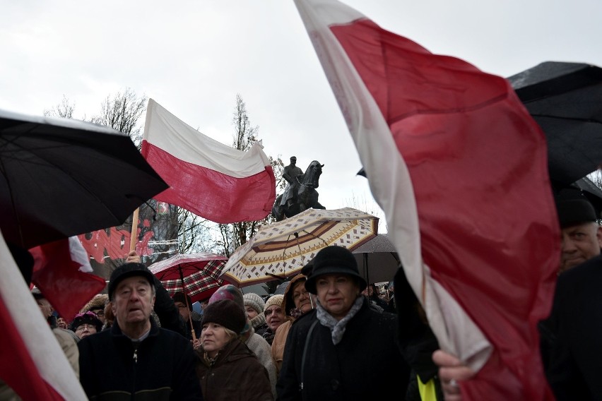 Plac Litewski. Manifestacja Komitetu Obrony Demokracji w Lublinie (ZDJĘCIA, WIDEO)