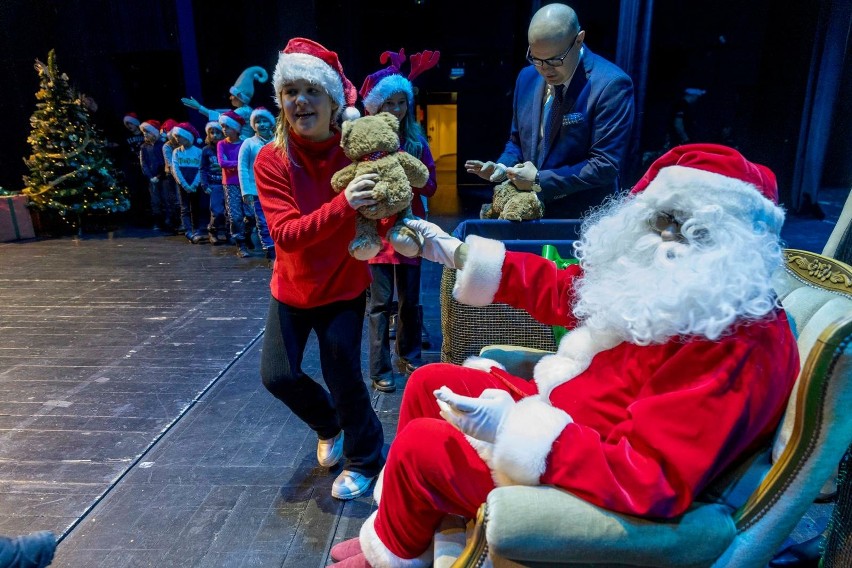 Mikołaj razem z marszałkiem wręczali dzieciom prezenty