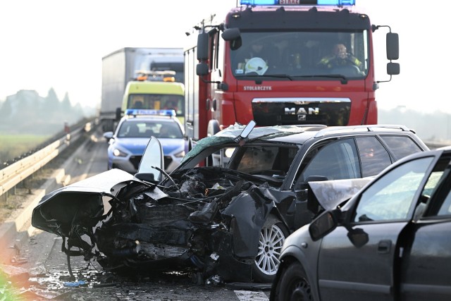Miejsce zderzenia dwóch samochodów osobowych w Jarosławiu, 19 bm. Ranne zostały trzy osoby, droga została zablokowania.