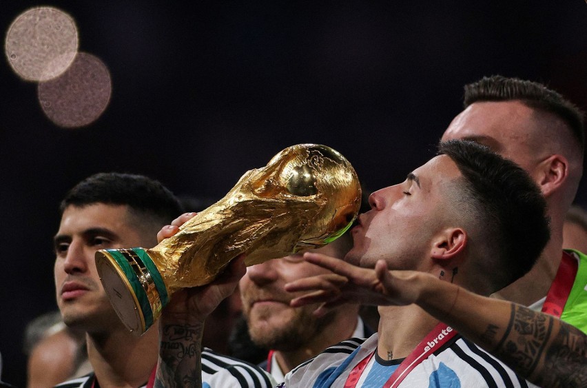 Exequiel Palacios całujący Puchar Świata po zwycięstwie w...