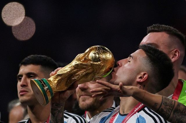 Exequiel Palacios całujący Puchar Świata po zwycięstwie w finale mundialu 2022 w Katarze