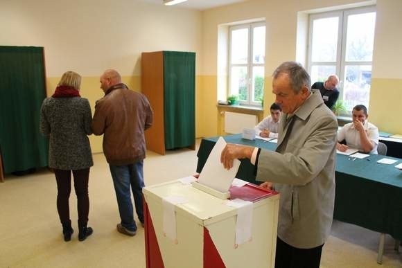 Mieszkańcy gminy dostaną wtedy kartę z dwoma pytaniami:w sprawie dwujęzycznych tablic i płatnych parkingów.