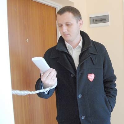 Dyrektor firmy, Łukasz Zyguła, starszy syn państwa Zygułów, oprowadza po gotowym do zamieszkania budynku zakładowym