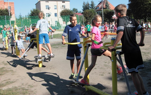 Kompleks sportowo - rekreacyjny i jego monitoring - to dwie inwestycje, które właśnie zostały oddane do użytku. Boiska m.in. do siatkówki plażowej, stoły do gry w tenisa stołowego, plac zabaw, boiska do koszykówki i piłki nożnej, siłownia na powietrzu już cieszą uczniów Szkoły Podstawowej nr 16 mieszczącej się przy ul. Kochanowskiego. Z kompleksu mogą oczywiście korzystać mieszkańcy. W sumie koszt obu przedsięwzięć, wykonanych w ramach Grudziądzkiego Budżetu Obywatelskiego, wyniósł 129,5 tys. zł!   