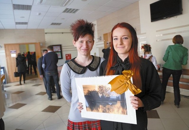 Aleksandra Reszeć (na zdjęciu z lewej) stypendium przeznaczy głównie na odczynniki chemiczne potrzebne do tworzenia unikatowych zdjęć. Marta Bobko zainwestuje w sprzęt fotograficzny. W podziękowaniu za stypendium jedną ze swoich prac podarowała marszałkowi. 