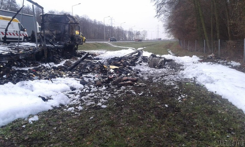Pożar ciężarówki z naczepą na autostradzie A4 pod Brzegiem. Zestaw doszczętnie spłonął