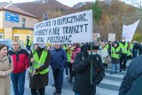 Protest w Rytrze. Blisko sto osób zablokowało drogę krajową nr 87. Mówią stanowcze "nie" dla tirów w Dolinie Popradu [ZDJĘCIA]