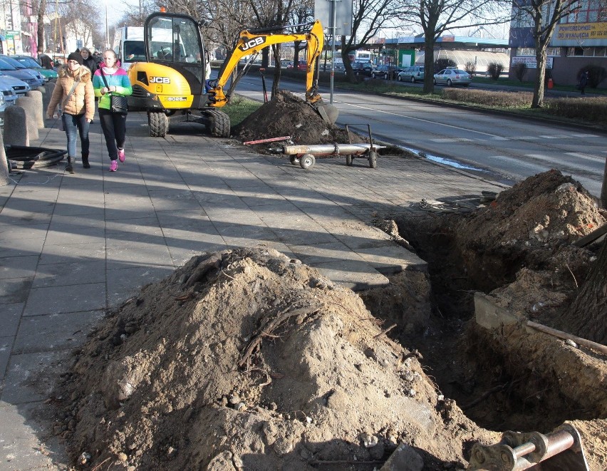 Drogowcy budują sygnalizację świetlną na niebezpiecznym przejściu koło dworca PKS w Radomiu