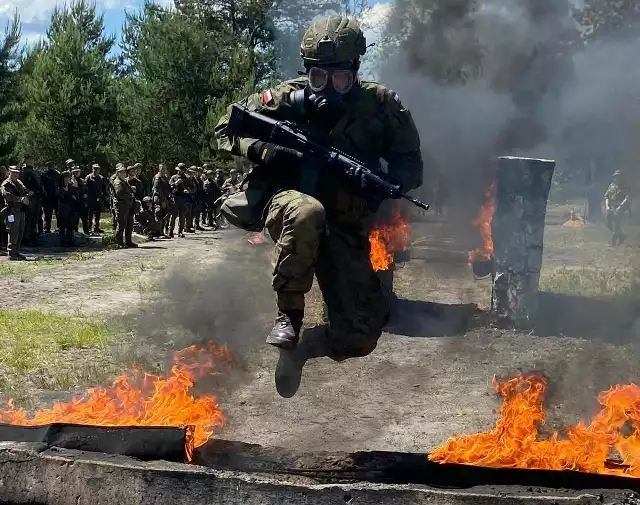 Szkolenie żołnierzy obrony terytorialnej z Przemyśla na poligonie w Nowej Dębie.