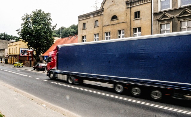 Ograniczenia  wydawane dla pojazdów ciężarowych dotyczą tych samochodów, których dopuszczalna masa całkowita przekracza 12 ton.