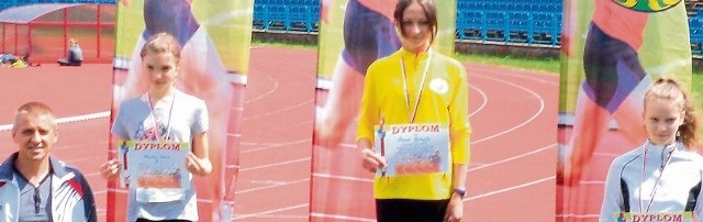 Patrycja Banaś (w środku) dwukrotnie stanęła w Kielcach na najwyższym podium. Honorową asystę sprinterce dał  trener Zdzisław Perepiczko.