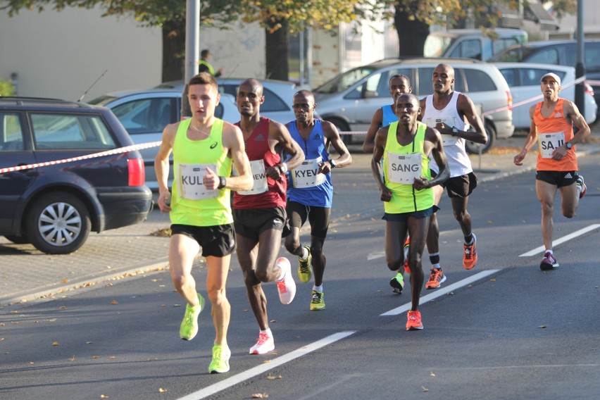 Zdjęcia z maratonu w Poznaniu 2018 - biegacze na pierwszym...